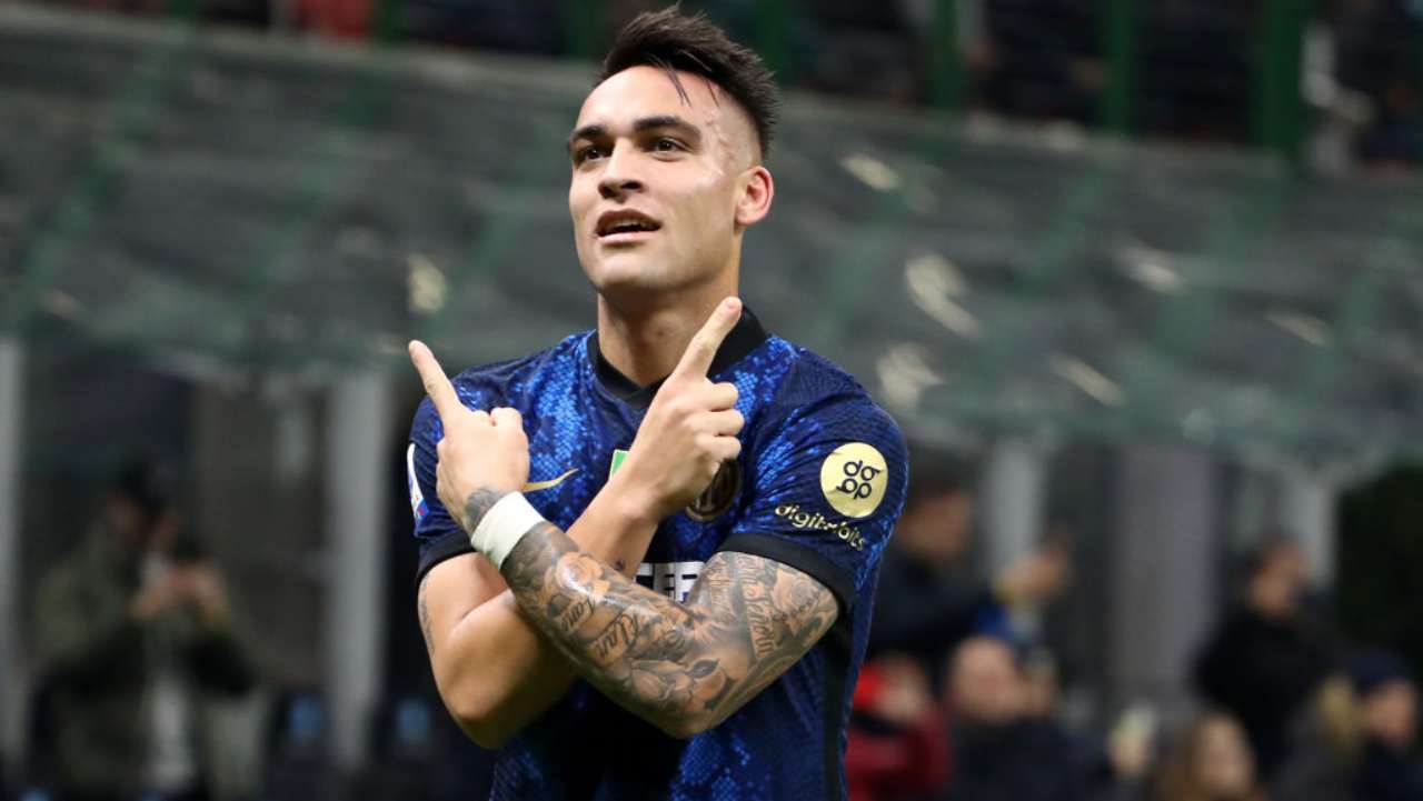 Lautaro Martinez esulta dopo la rete del vantaggio contro il Cagliari