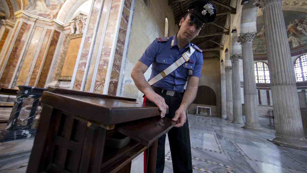 Cagliari, ruba cassetta offerte chiesa