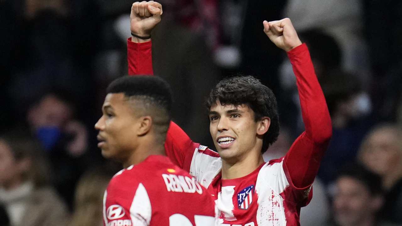 Joao Felix segna il gol dell'1-0 contro lo United 