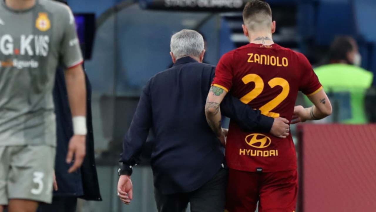 Mourinho accompagna Zaniolo negli spogliatoi 