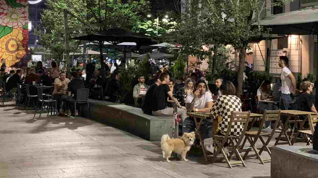 Milano, movida folle: cinque ragazzi feriti