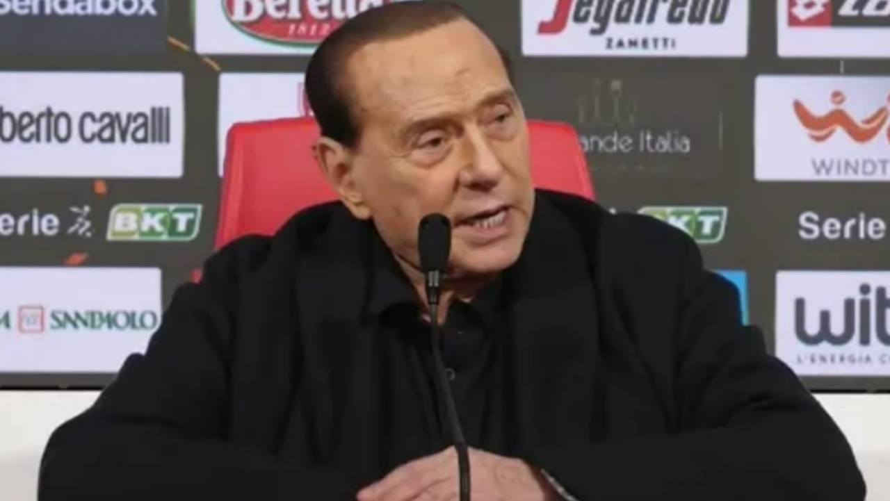 Berlusconi, alla domanda sul Milan succede l'incredibile