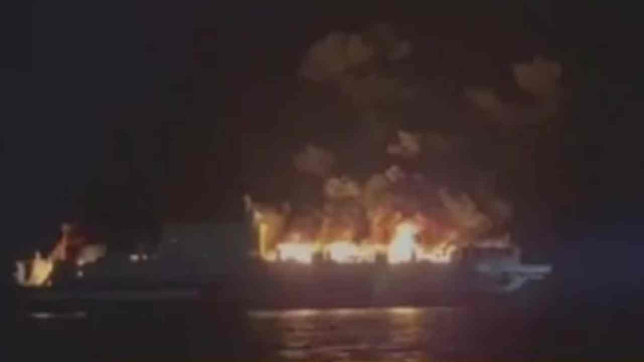 Grecia, traghetto Euroferry a fuoco