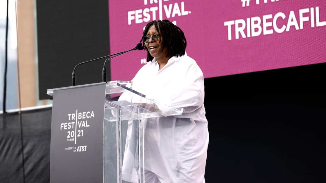 Whoopi Goldberg, bufera su dichiarazioni sull'olocausto