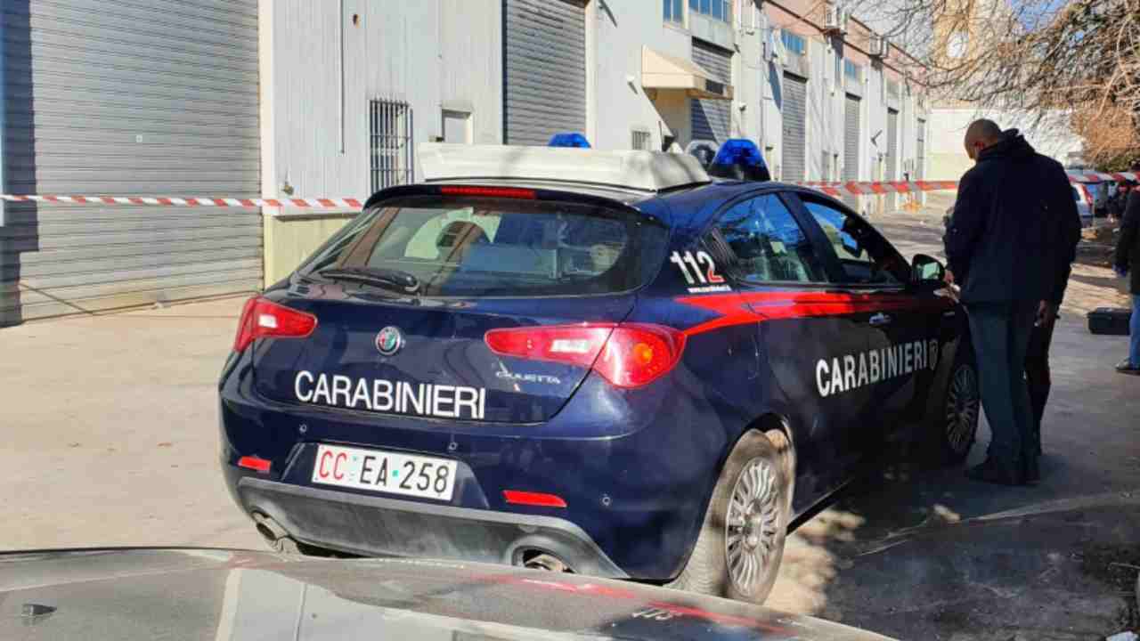 Salerno, uccisa una donna: caccia all'ex