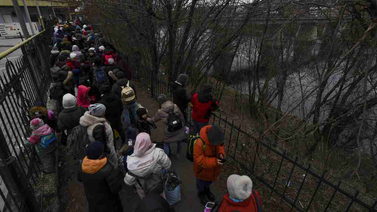 Donne e bambini in fuga dall'Ucraina 