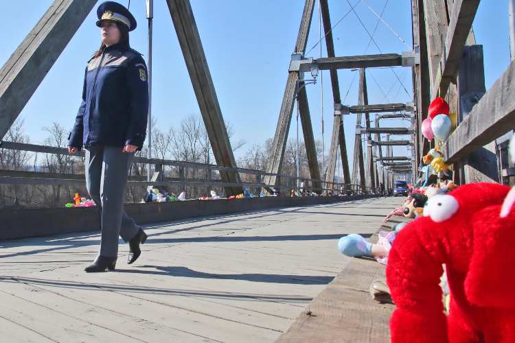 Giocattoli sul ponte della speranza per i profughi ucraini in fuga dalla guerra, nella città romena di Sighetu Marmatiei (ANSA ANP)