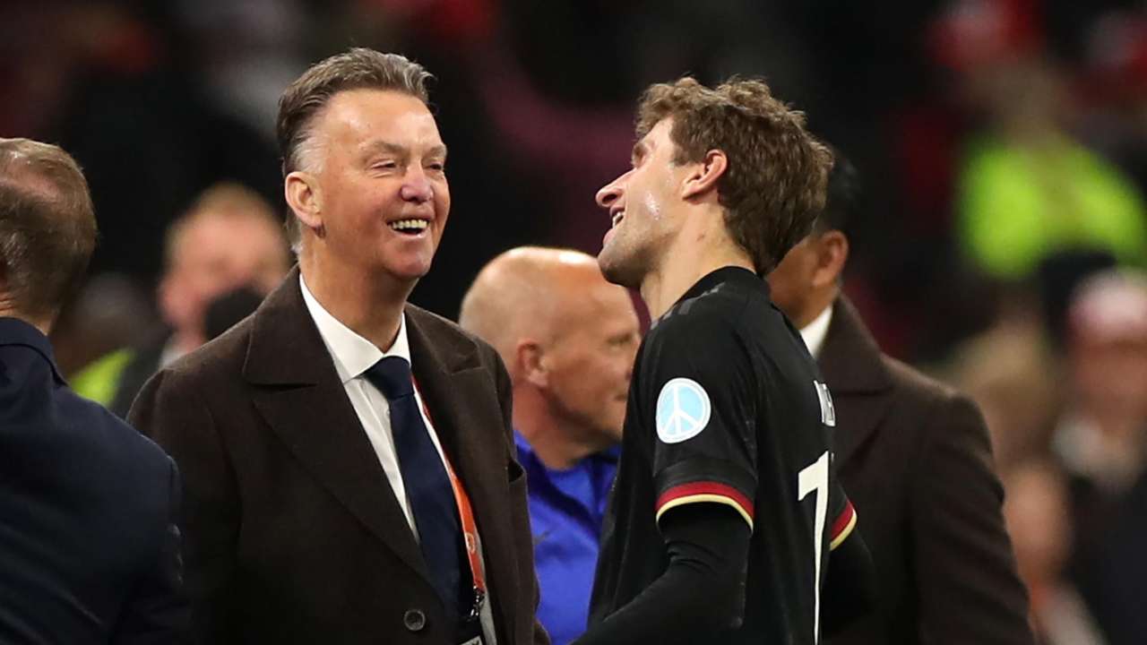 Van Gaal positivo al Covid, ma va ugualmente in panchina