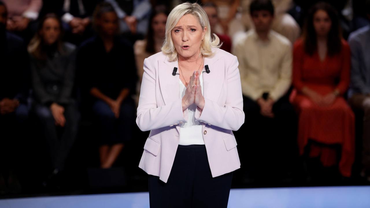 Le Pen si avvicina a Macron