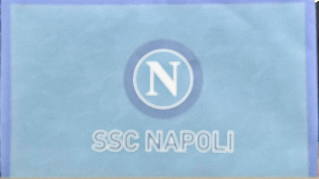 Napoli, uomo sfonda cancello Castel Volturno 