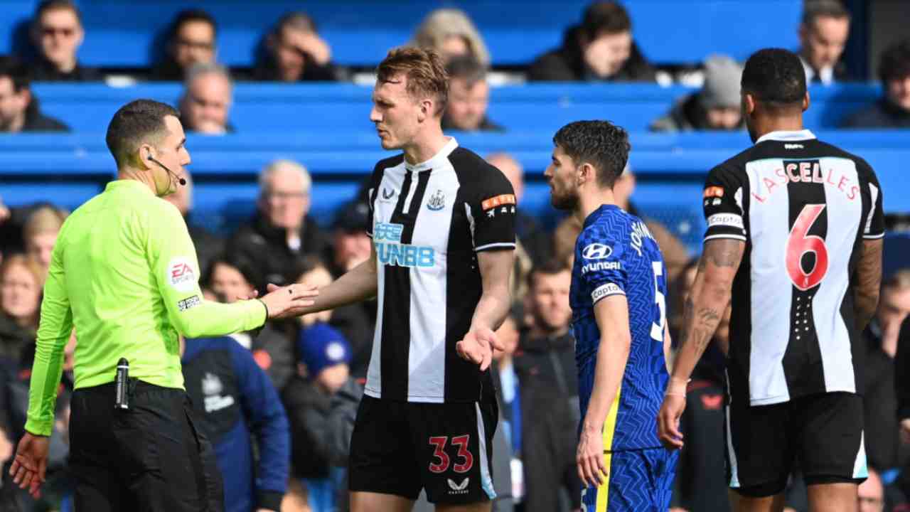 Premier League, arbitri e calciatori pronti ad allenarsi insieme