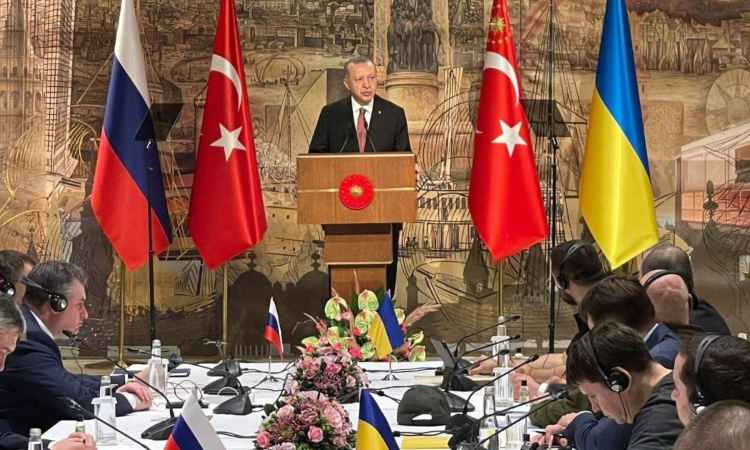 Il presidente turco Erdogan ospita il tavolo dei negoziati tra Russia e Ucraina in Turchia (Ansa)