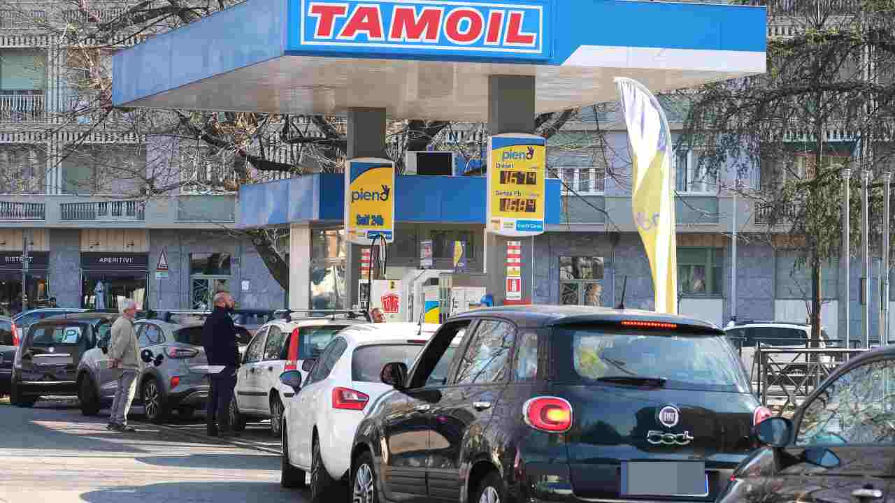 Benzina, prezzo settimanale scende