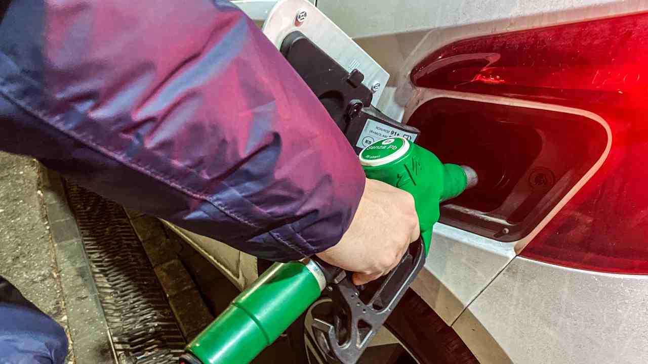 Benzina, prezzo settimanale scende