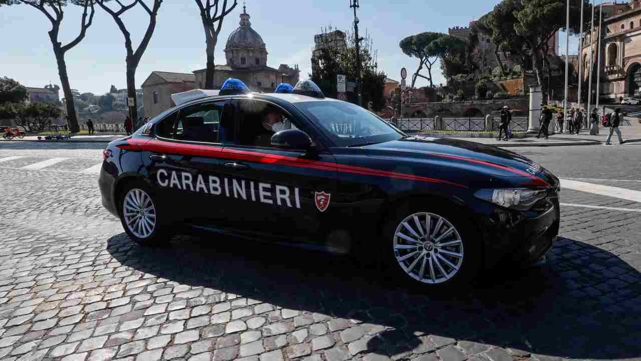 Uccide mamma a calci e pugni