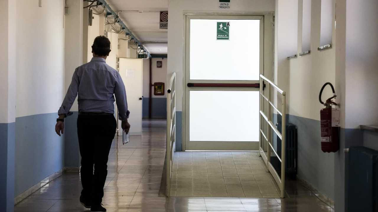 Scuola, la denuncia di una ex studentessa nei confronti del professore