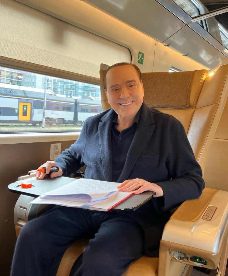 Silvio Berlusconi torna a Roma e mostra l'anello