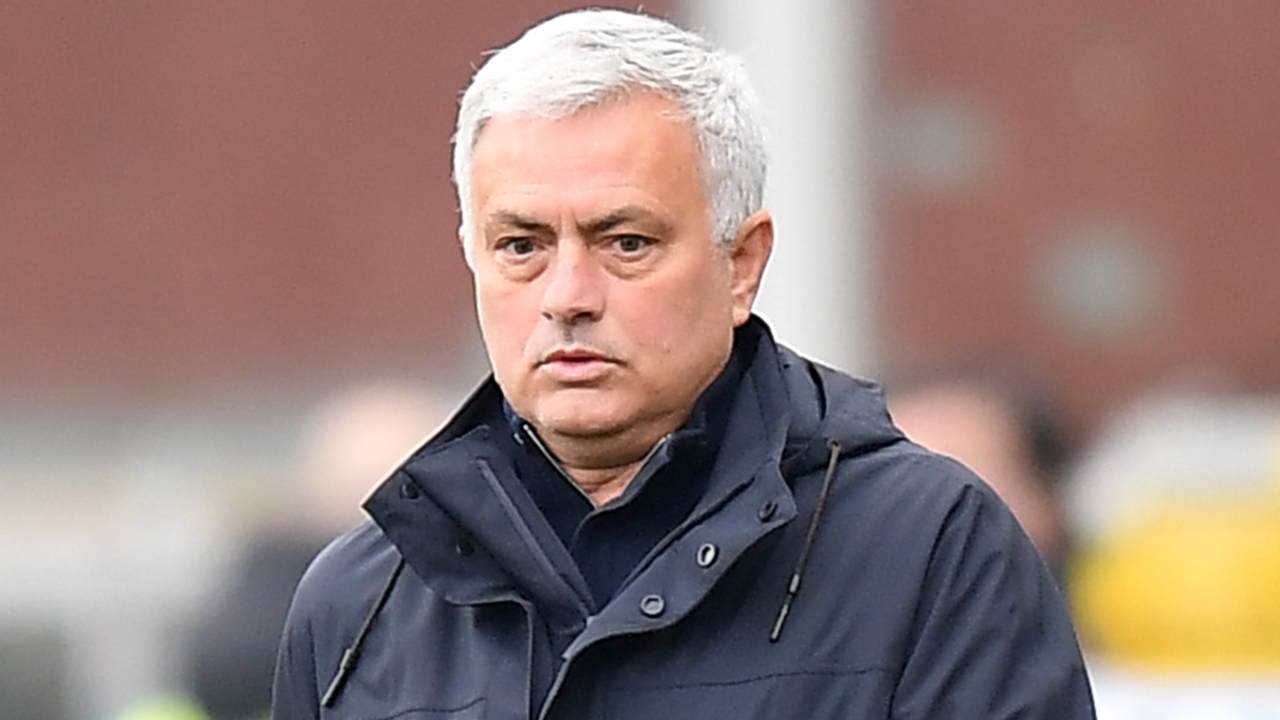 Roma, testata di Mourinho a Genova