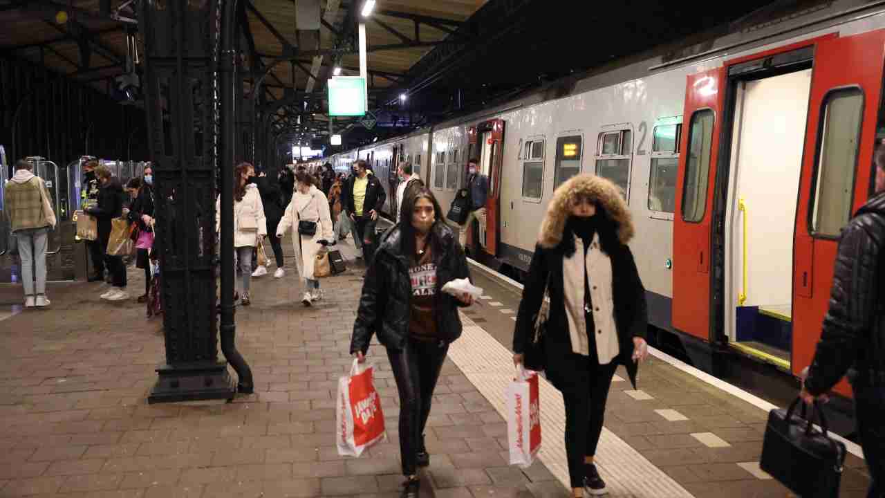 Stazione disabili costretti a scendere dal treno