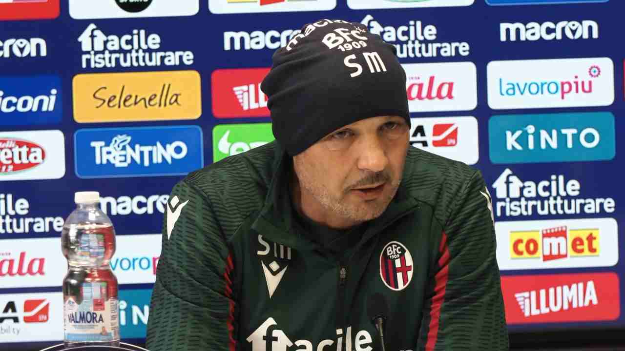 Mihajlovic scherza con i suoi dalla stanza dell'albergo