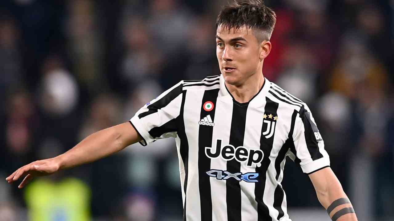 Dybala saluta tifosi Juventus