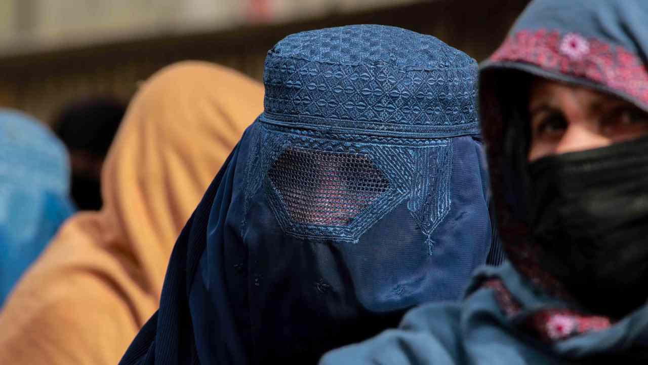 Afghanistan, talebani impongono alle donne di usare il burqa