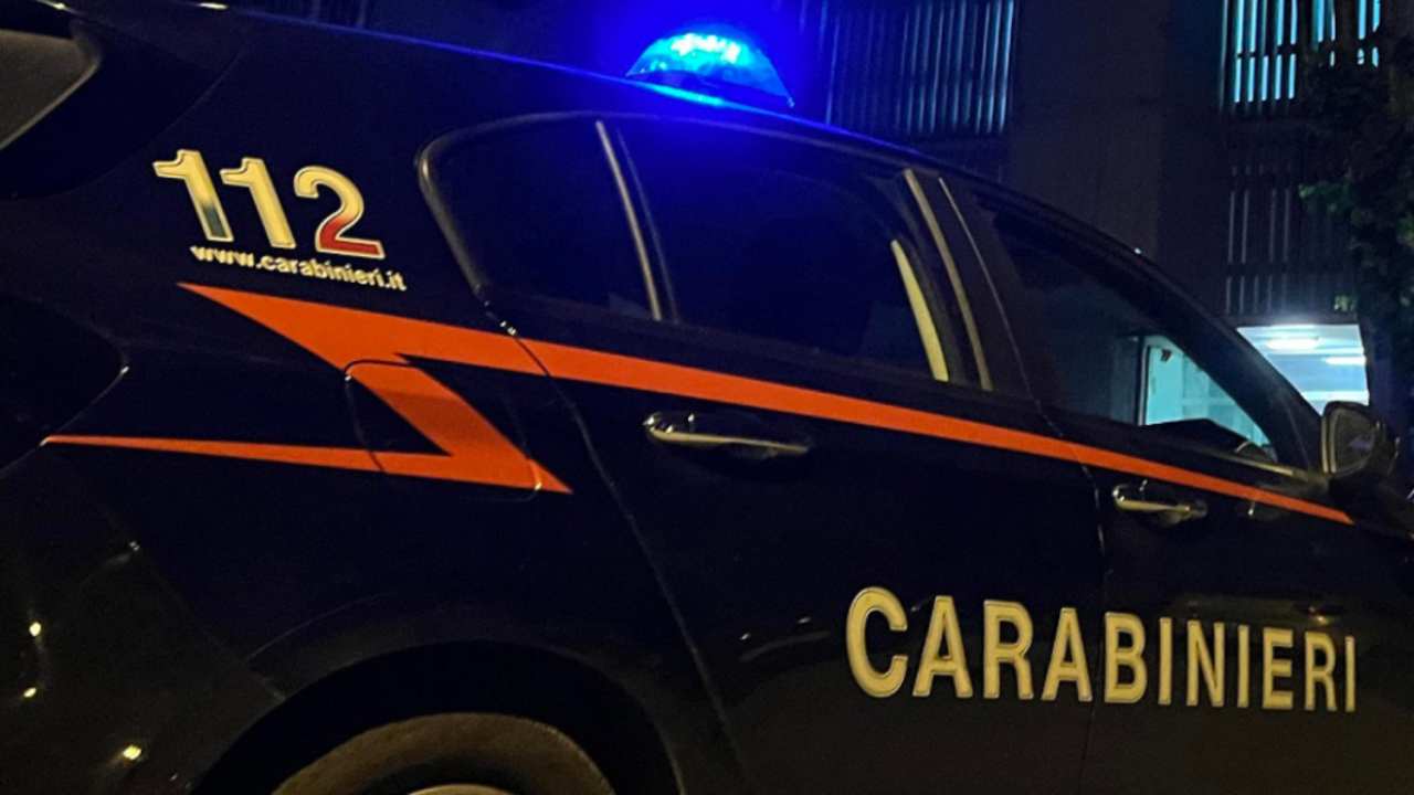 Intervengono i carabinieri