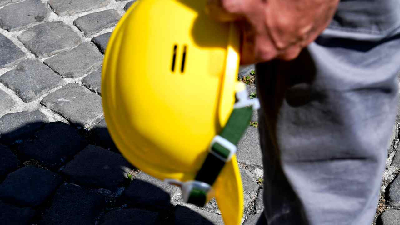 Proteste a Lipari con manifesti sullo sfruttamento del lavoro