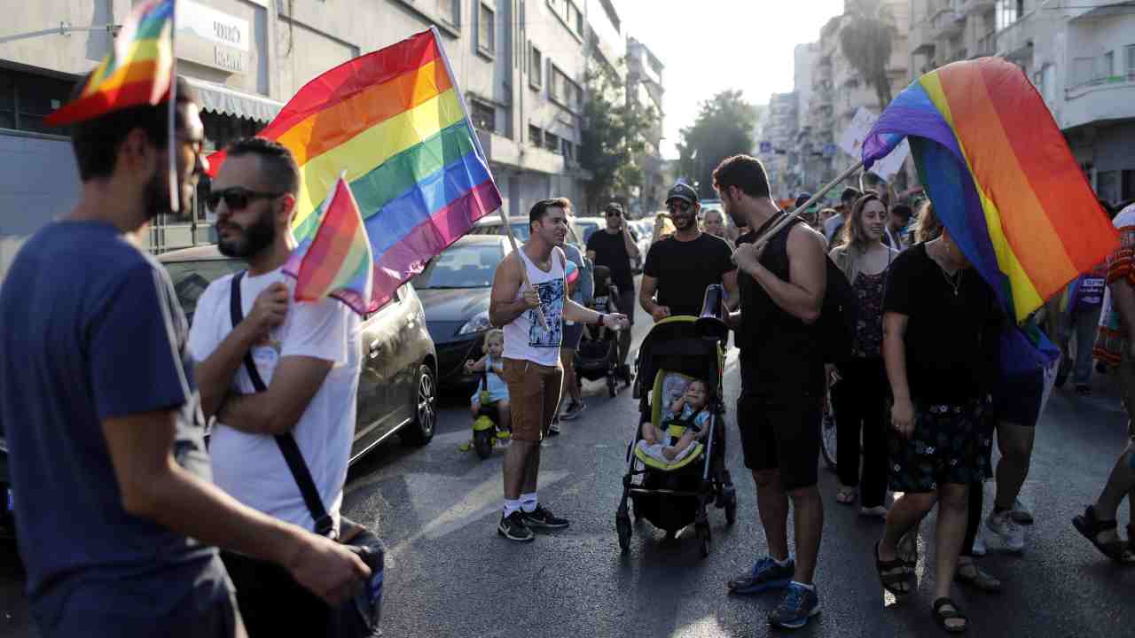 Croazia, sì all'adozione per le coppie gay