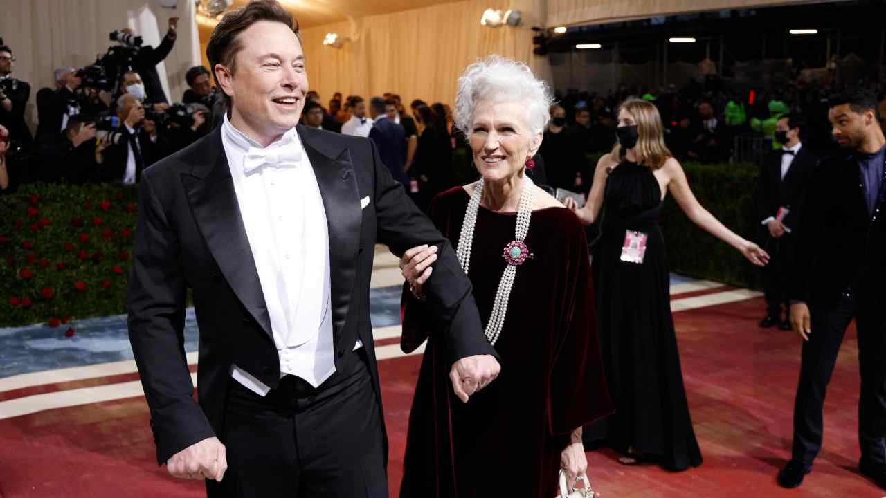 La madre di Elon Musk posa in costume da bagno