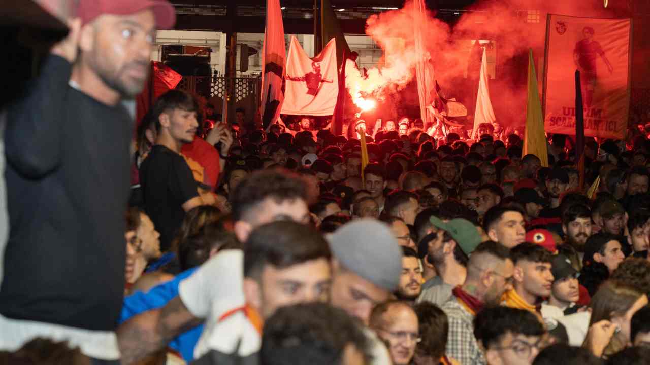 Tifosi giallorossi a Fiumicino per accogliere la squadra