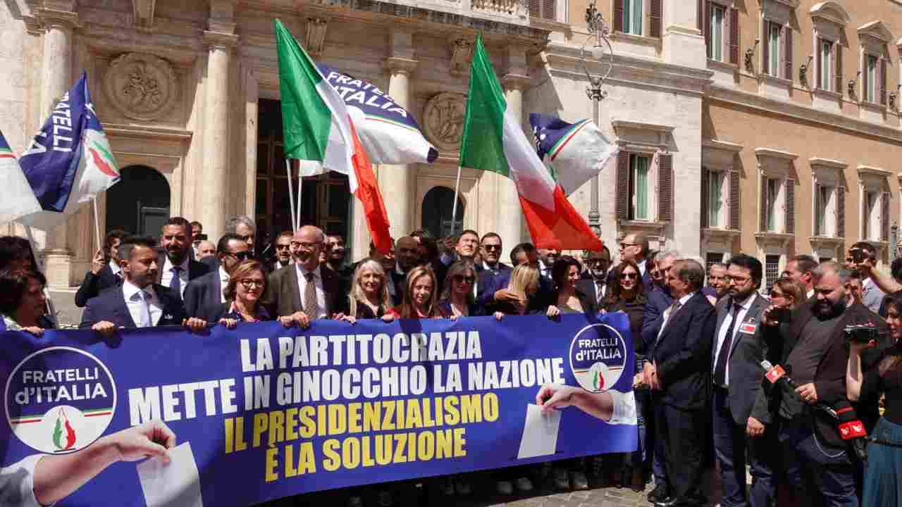 Il flashmob di Fratelli d'Italia a Montecitorio sul presidenzialismo