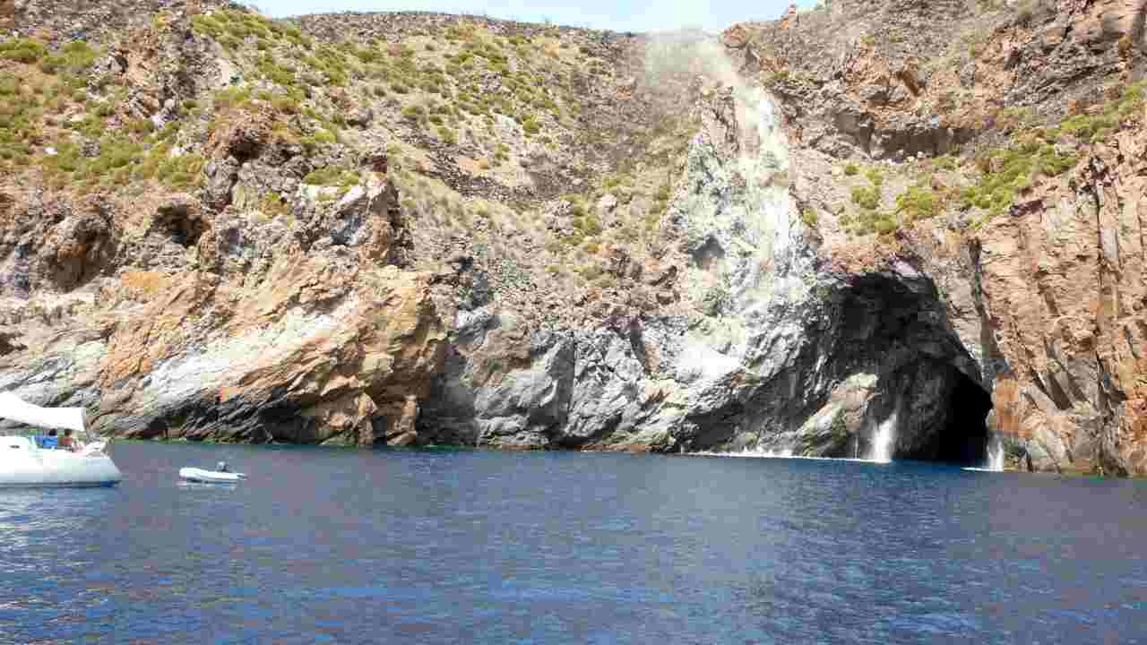 Isola di Vulcano, il mare diventa bianco