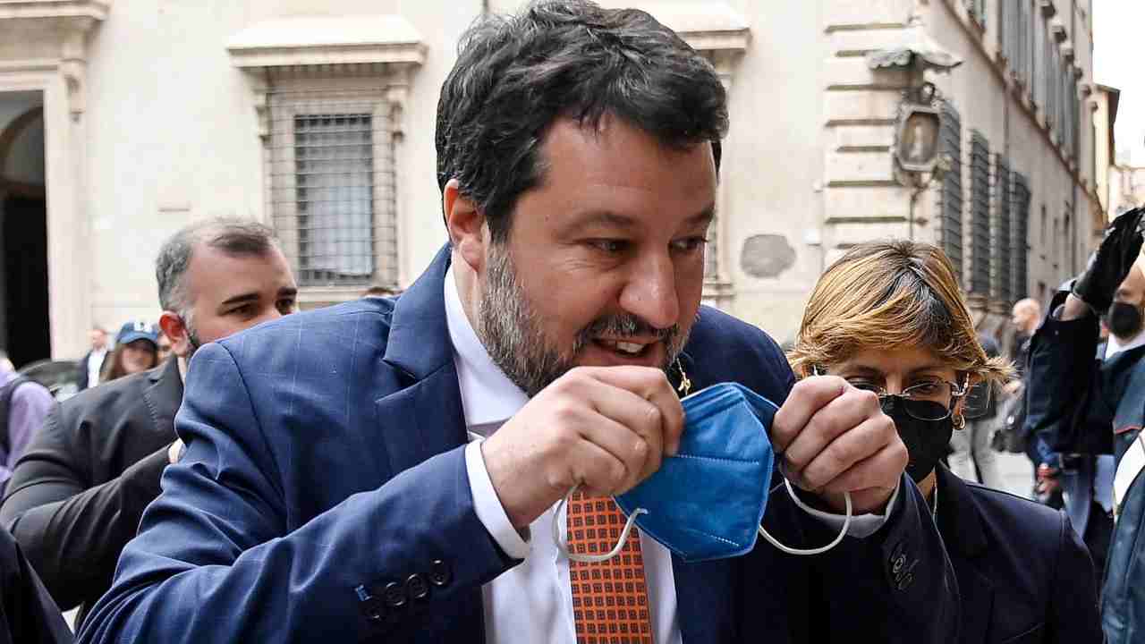 Matteo Salvini intervistato nei pressi del Senato