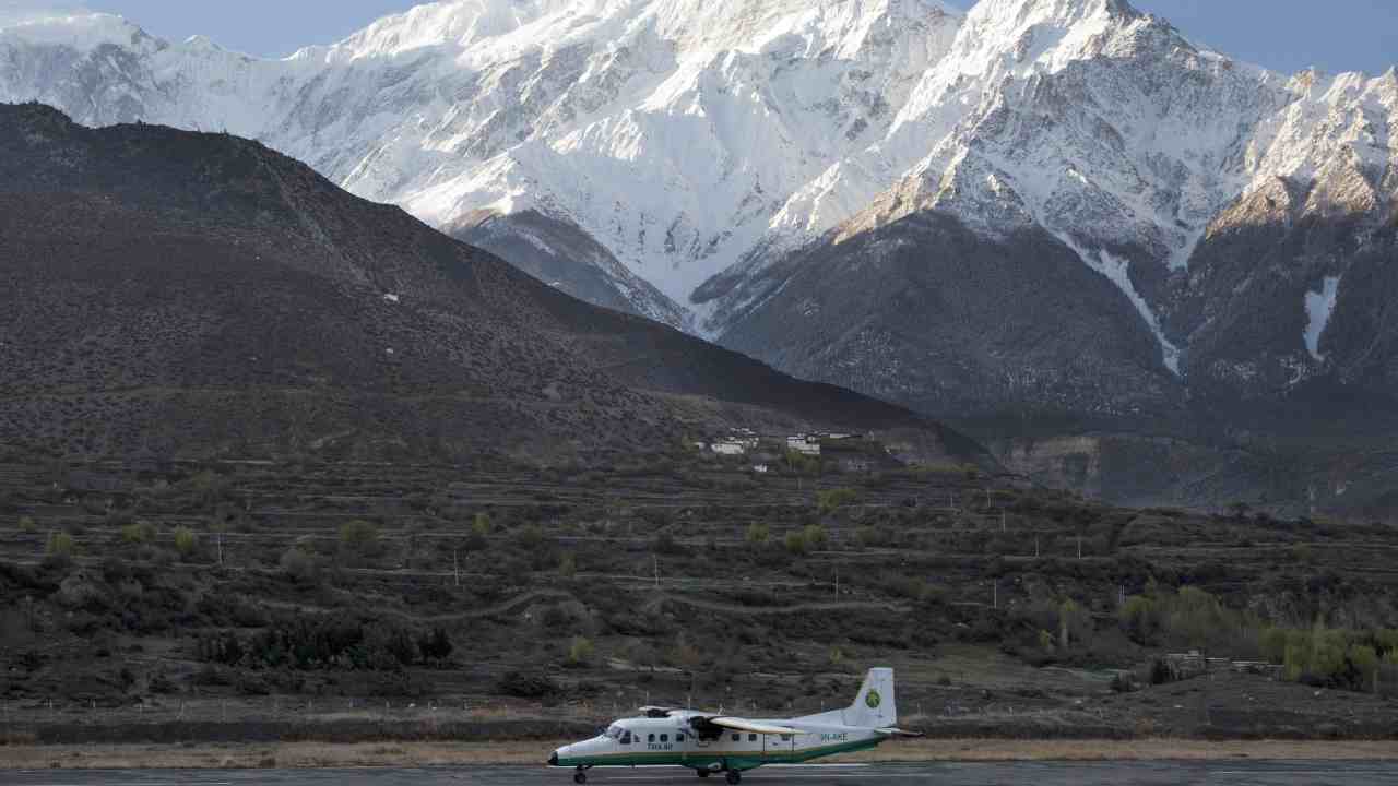 Nepal. persi contatti con un aereo