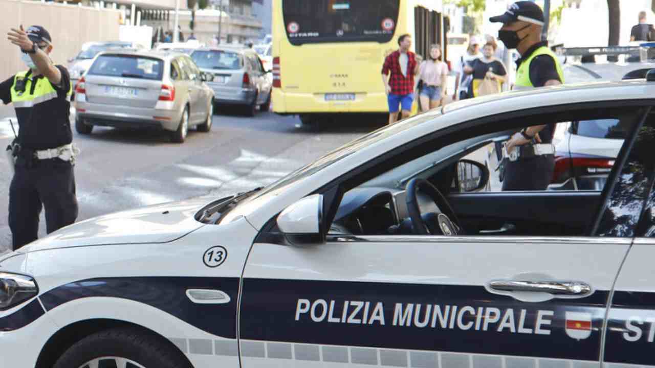 Lite a colpi d'ascia fuori una scuola