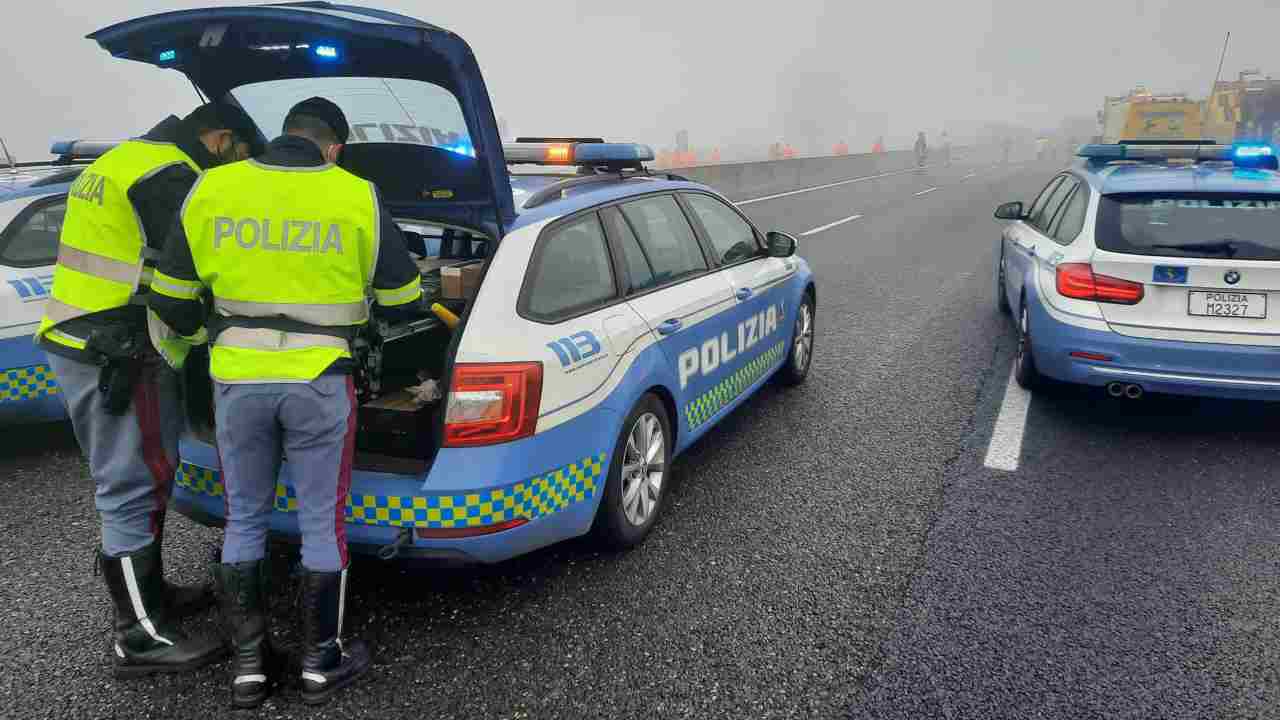 Polizia ferma minorenne alla guida in autostrada