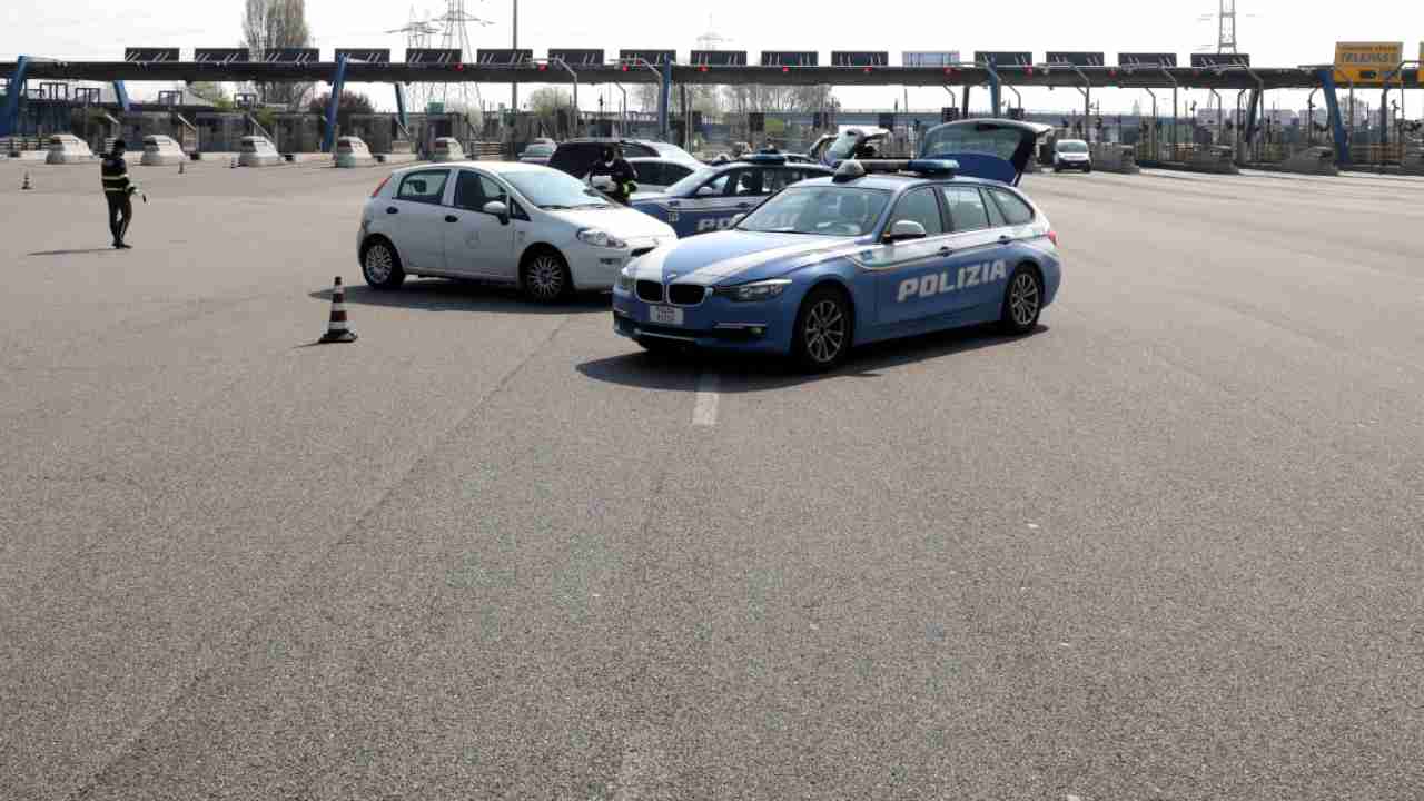 Polizia ferma minorenne alla guida in autostrada