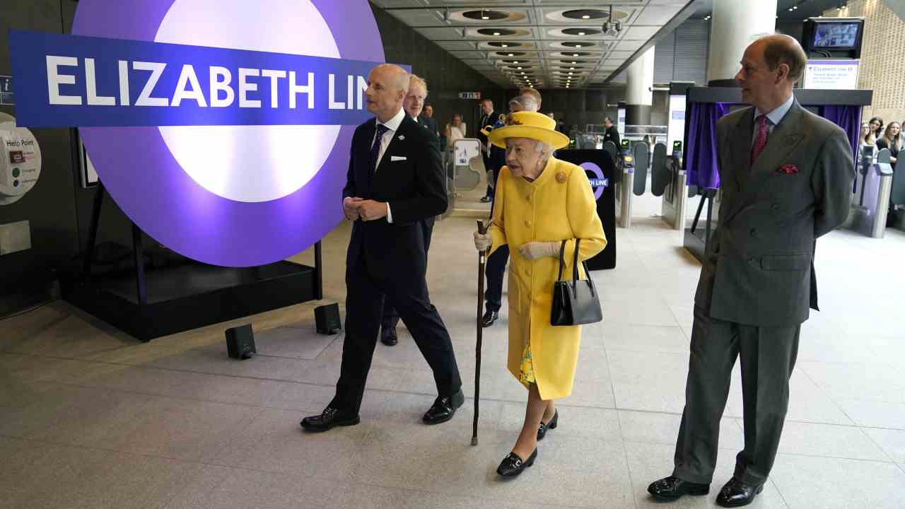 Regina Elisabetta inaugura la "sua" metropolitana