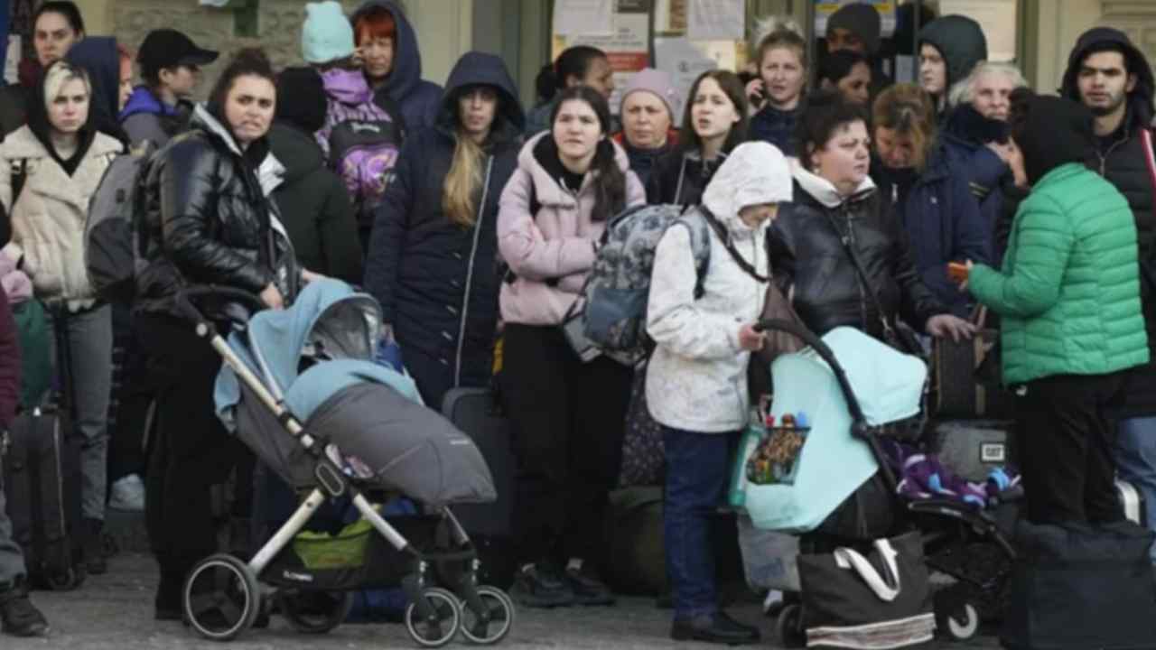 Ospita rifugiata ucraina ed insieme scappano