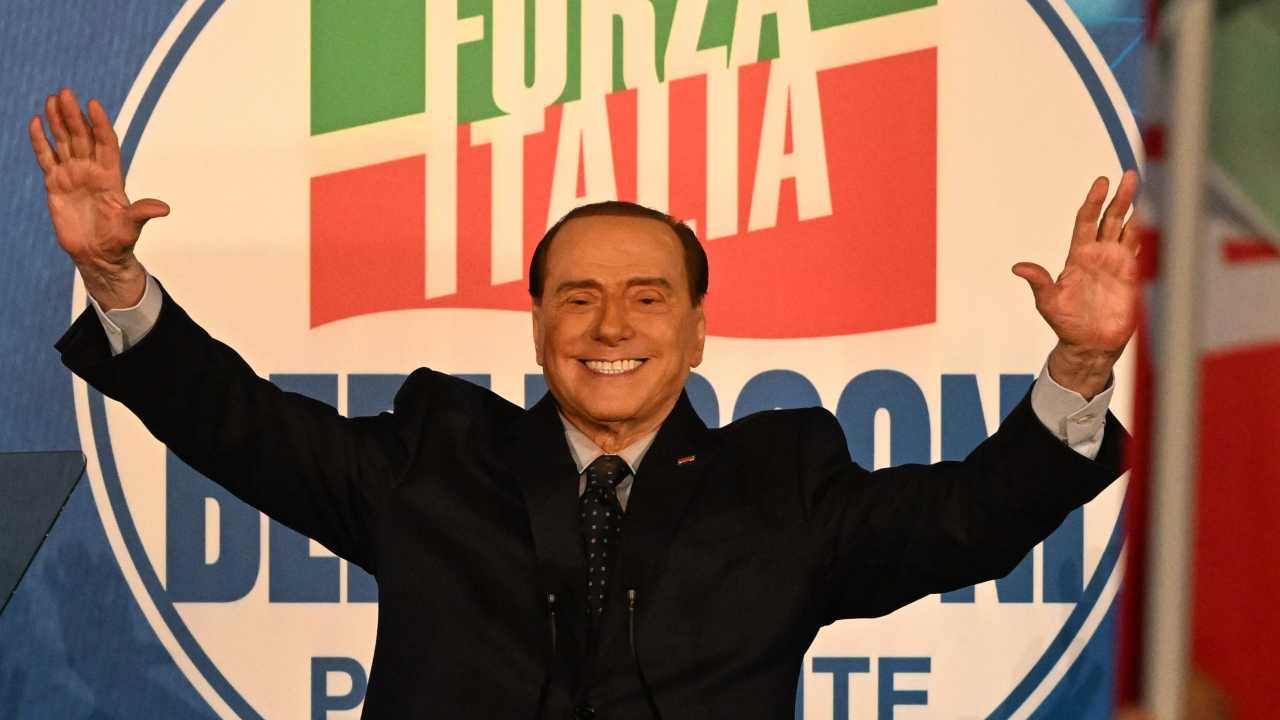 Silvio Berlusconi parla direttamente da Napoli