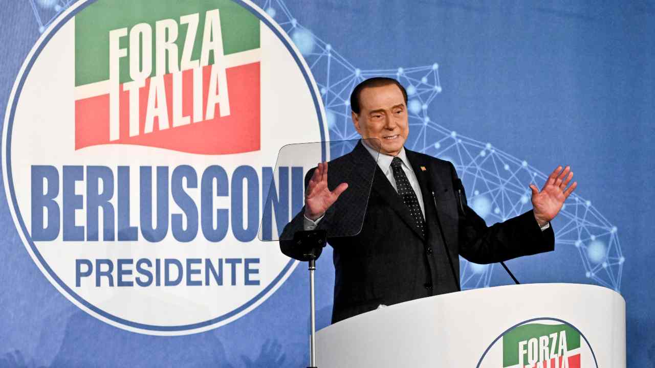Silvio Berlusconi parla direttamente da Napoli