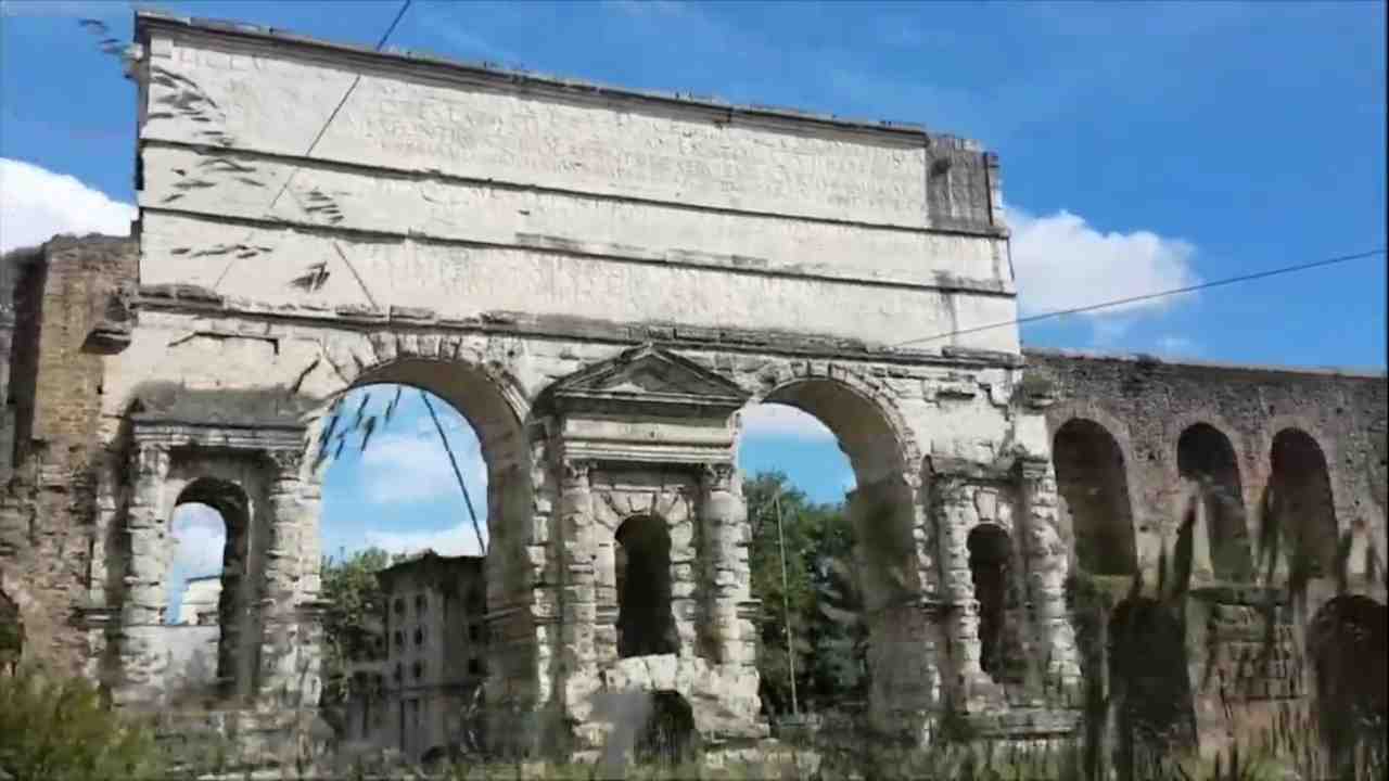 Roma, crolla pezzo arco Porta Maggiore