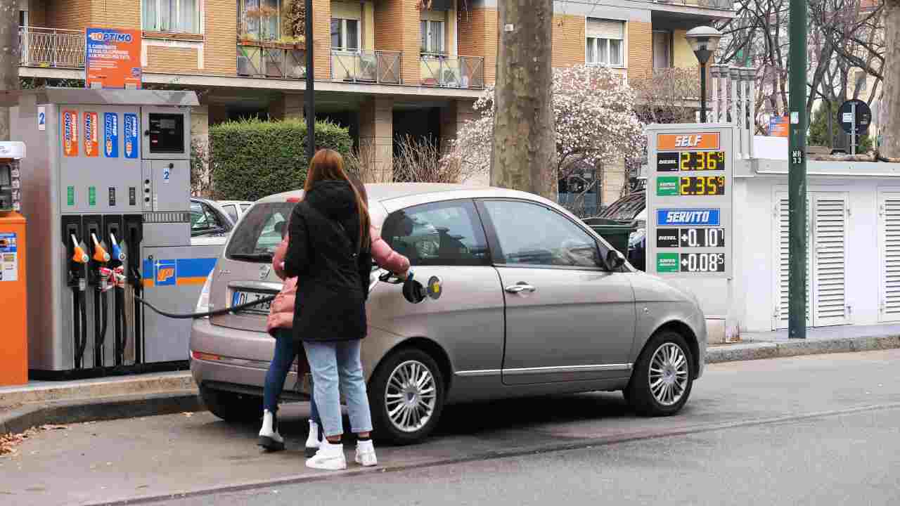 Prezzo della benzina sale nuovamente