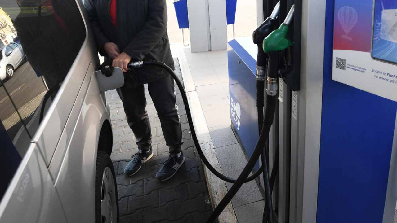 Benzina, neanche 24 ore ed il prezzo sale