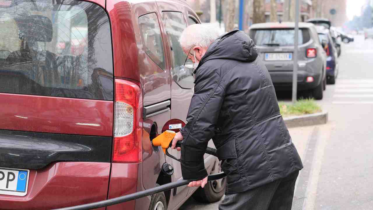 Prezzo della benzina sale nuovamente