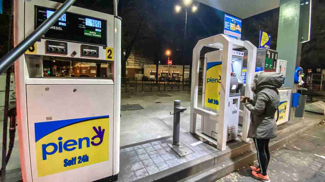 Aumento della benzina, allarme del Codacons