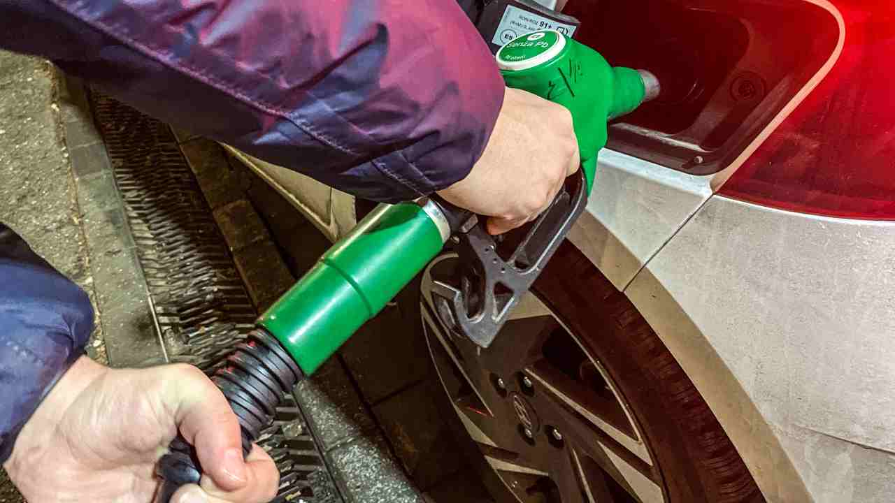 Il prezzo della benzina aumenta ancora