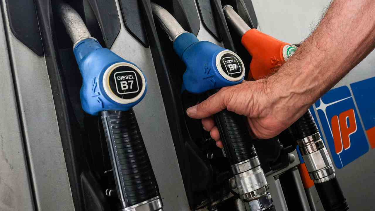 Benzina, neanche 24 ore ed il prezzo sale