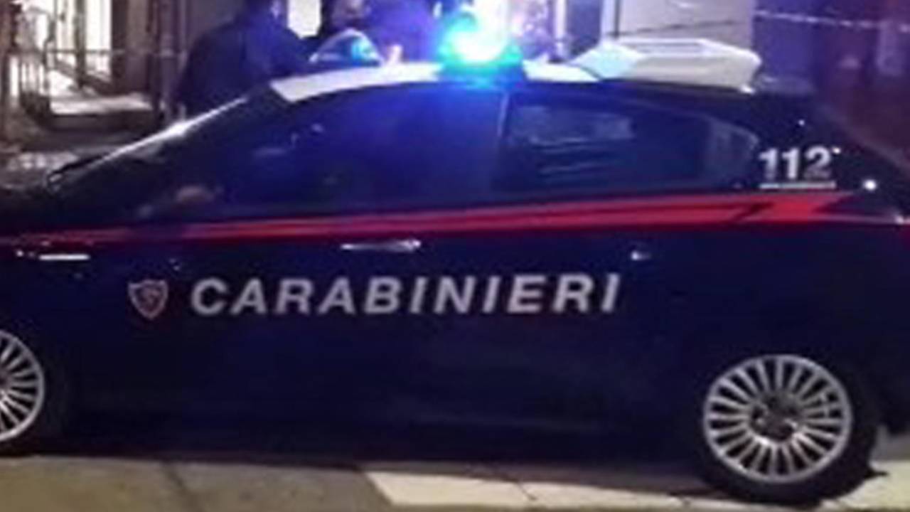 Colpisce al volto un carabiniere per "curiosità"